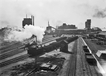 834148 Gezicht op het emplacement Lutterade bij Geleen met op de achtergrond de Staatsmijn Maurits.